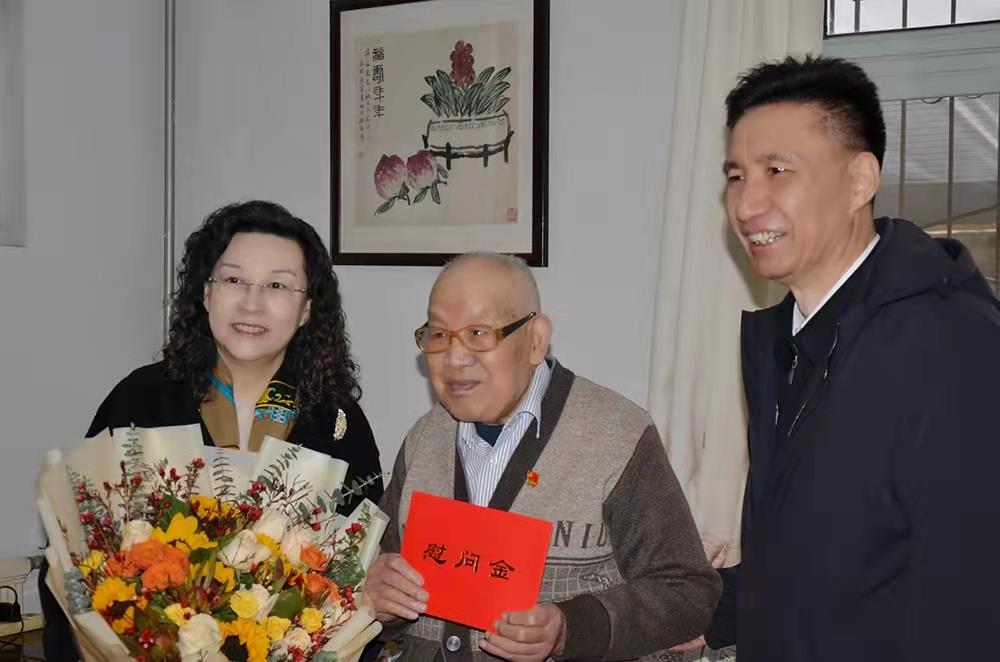 濟(jì)南產(chǎn)發(fā)集團(tuán)黨委副書記、總經(jīng)理黃蓓走訪慰問離休老干部、老黨員